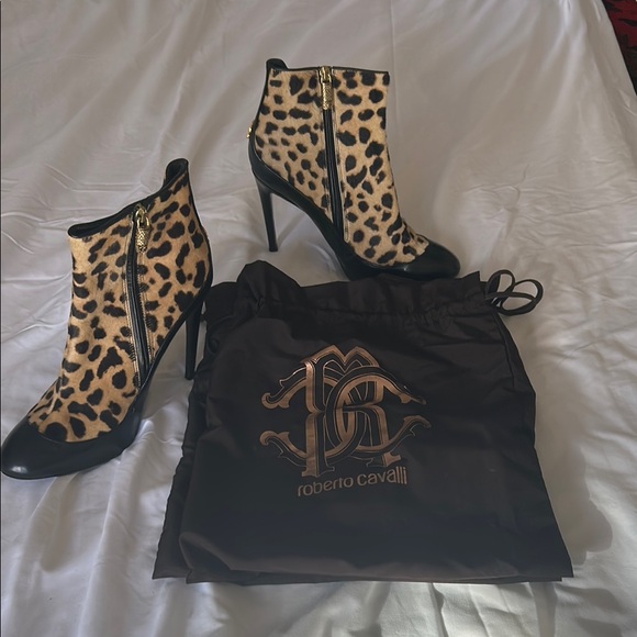 Roberto Cavalli Black Leopard Print Heeled Boots - Picture 2 of 9